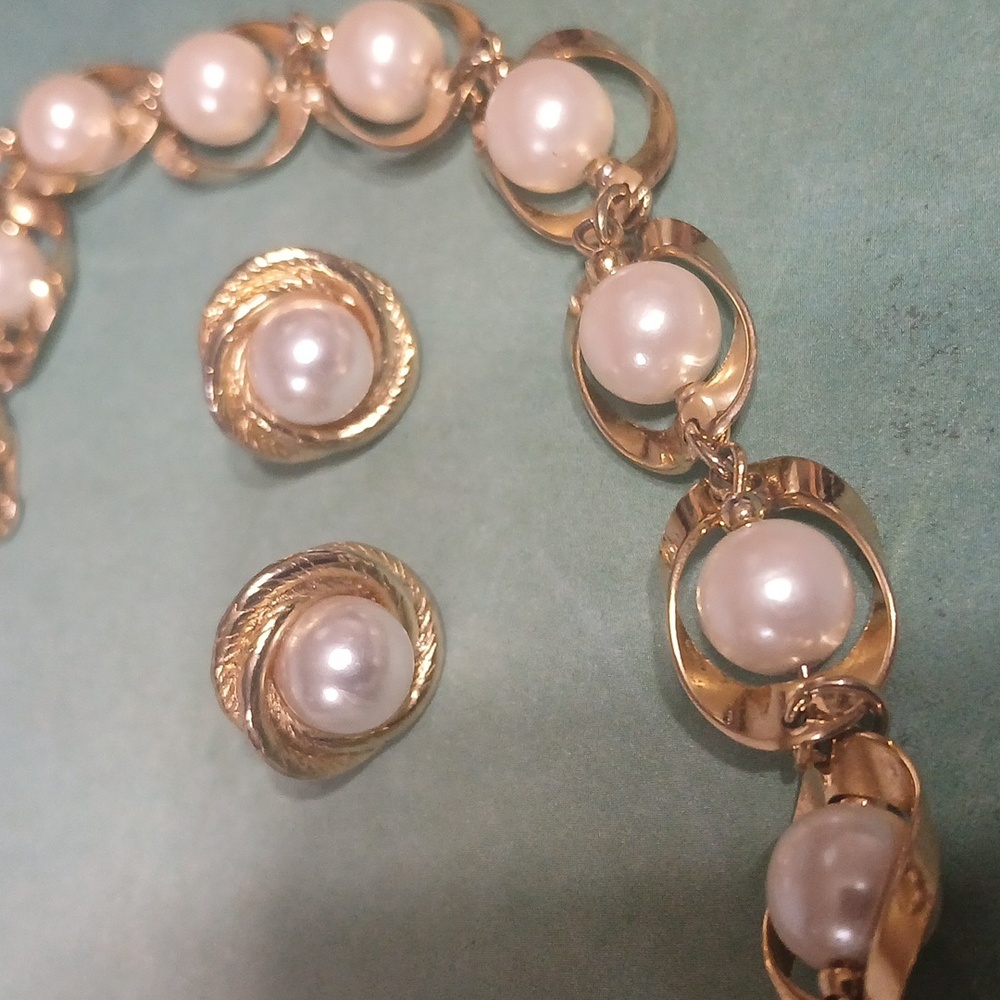 Gold-Plated Pearl Necklace Set - Picture 3 of 6